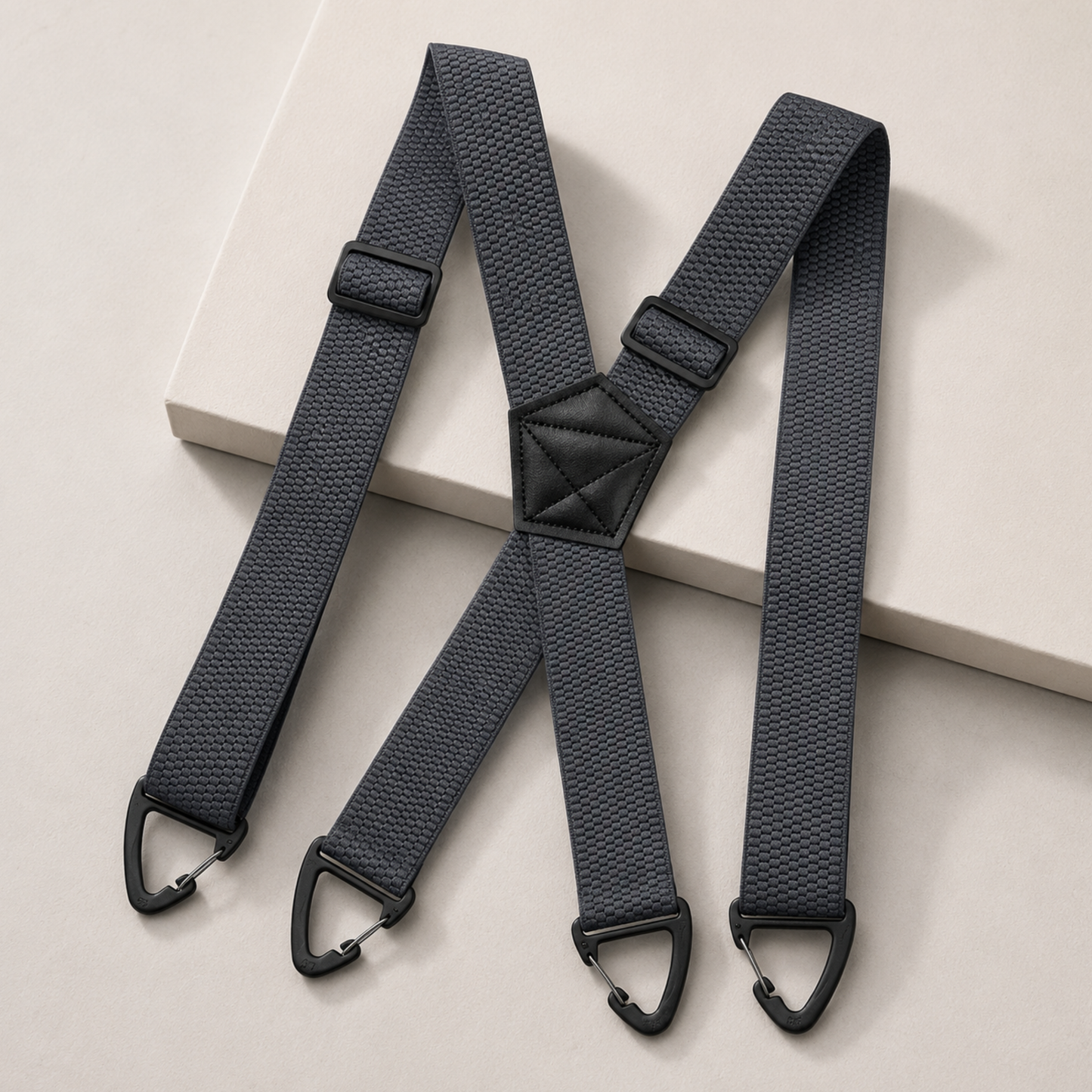 GripSuspenders™ | Justerbare seler med krokfester som holder buksene på plass hele dagenön ja vapaa-aikaan